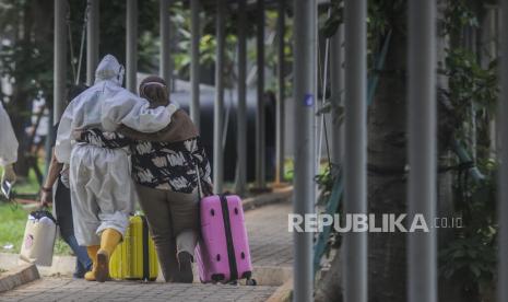 Petugas mendampingi tenaga kesehatan yang positif Covid-19 di RSDC Wisma Atlet, Jakarta, Selasa (26/1). Data Satgas Covid-19 pada Selasa (26/1) mencatat kasus positif di Indonesia bertambah 13.094 sehingga total kasus positif bertambah menjadi 1.012.350 kasus COVID-19 di Tanah Air dari terhitung sejak 2 Maret 2020. Republika/Putra M. Akbar