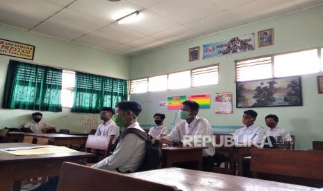 Siswa mengikuti tatap muka hari pertama sekolah di SMK Taman Siswa Yogyakarta, Senin (13/7). Pada hari pertama sekolah ini hanya satu jam setiap sesi untuk penjelasan awal. Dan untuk kegiatan belajar mengajar nantinya tetap menggunakan sistem daring.