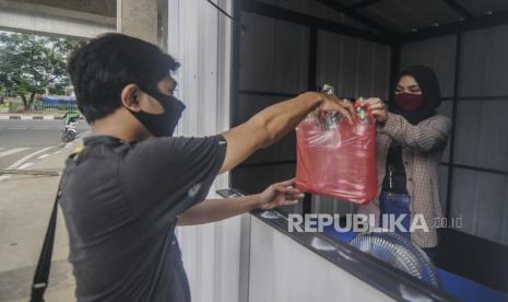 Warga membawa sampah anorganik untuk disetorkan di drop point rekosistem yang berada di kawasan Stasiun MRT Blok M, Jakarta, Jumat (5/3). Sampah anorganik yang diterima kemudian dipilah dan didistribusikan ke pengolah sebagai bahan baku proses daur ulang. Selain itu, warga yang menyetorkan sampah akan mendapatkan poin dalam aplikasi rekosistem. Republika/Putra M. Akbar