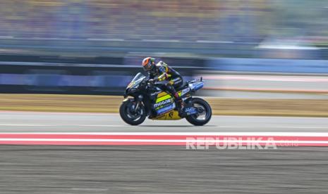 Pembalap MotoGP dari Mooney VR46 Racing Team, Luca Marini, memacu sepeda motornya di Sirkuit Mandalika, GP Indonesia, Ahad (15/10/2023).