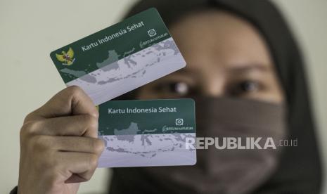 Warga menunjukkan Kartu Indonesia Sehat (KIS) BPJS Kesehatan. Kartu BPJS Kesehatan akan jadi syarat jual beli tanah mulai 1 Maret 2022.