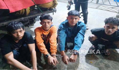 Tim Patroli Perintis Presisi Polres Bekasi Kota menangkap empat remaja di yang diduga hendak melakukan tawuran di Jalan Kali Baru, Bekasi Barat, Kota Bekasi. Dari tangan mereka disita stik golf dan celurit. 