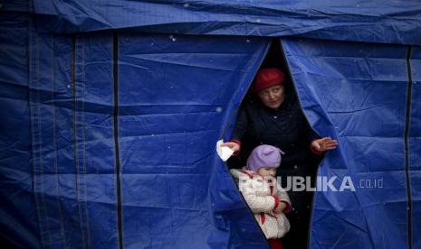 Pengungsi yang melarikan diri dari konflik dari negara tetangga Ukraina keluar dari tenda di perbatasan Rumania-Ukraina, di Siret, Rumania, Kamis, 3 Maret 2022. Pengungsi Ukraina menjadi sasaran empuk pelaku kejahatan perdagangan manusia.