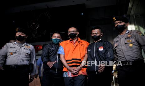 Eks Pejabat Ditjen Pajak Kementerian Keuangan, Rafael Alun Trisambodo berjalan mengenakan rompi tahanan usai dihadirkan dalam konferensi pers pengumuman penahanan tersangka di Gedung Merah Putih KPK, Jakarta, Senin (3/4/2023). KPK resmi melakukan penahanan terhadap tersangka Rafael Alun Trisambodo (RAT) dalam kasus dugaan tindak pidana korupsi dengan menggunakan jabatannya atas penerimaan gratifikasi dari beberapa wajib pajak terkait pengkondisian berbagai temuan pemeriksaan perpajakan di Ditjen Pajak Kemenkeu tahun 2011 hingga 2023. Dalam konferensi pers tersebut, KPK juga berhasil menyita sejumlah tas mewah, perhiasan dan sejumlah mata uang dollar Amerika, dollar Singapura dan mata uang euro senilai Rp32,2 miliar saat melakukan penggeledahan di kediaman RAT. Oleh karena itu, untuk kepentingan penyidikan, KPK melakukan penahanan terhadap RAT selama 20 hari pertama dari tanggal 3-22 April 2023 mendatang di Rutan KPK Gedung Merah Putih.