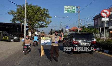 Anggota Polisi mengatur lalu lintas di Pos Uma Anyar, Denpasar, Bali, Rabu (21/7/2021) (ilustrasi)) .