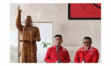 Sekretaris Jenderal PDIP, Hasto Kristiyanto bersama Wali Kota Solo Gibran Rakabuming Raka di Kantor DPP PDIP, Jakarta, Senin (22/5/2023).