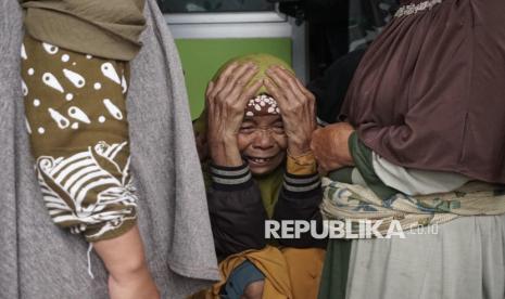 Salah satu keluarga korban meninggal dunia menangis saat korban terdampak longsor ditemukan di Puskemas Petungkriyono, Kecamatan Petungkriyono, Kabupaten Pekalongan, Jawa Tengah, Rabu (22/1/2025). Berdasarkan data posko lapangan pada hari kedua pencarian korban, petugas berhasil mengevakuasi tiga korban meninggal dunia dengan nama Aisah, Taari, dan Abiya dengan total korban meninggal berjumlah 20 orang, 7 laporan kehilangan dan 13 luka. 