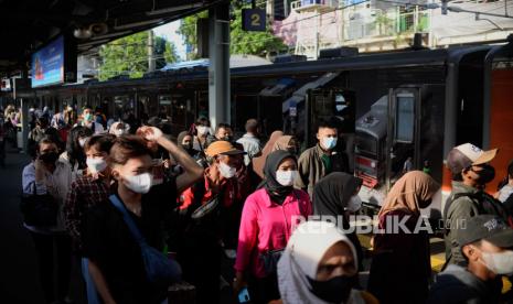 Sejumlah penumpang usai menaiki kereta di Stasiun Tanah Abang, Jakarta, Kamis (9/3/2023). Kementerian Perhubungan bersama Pemerintah Provinsi DKI Jakarta akan mengembangkan Stasiun Tanah Abang menjadi stasiun sentral untuk mendukung mobilitas masyarakat serta menjadi ikon baru transportasi di Jakarta. Rencananya stasiun tersebut akan menambah jalur dari empat menjadi enam jalur kereta.