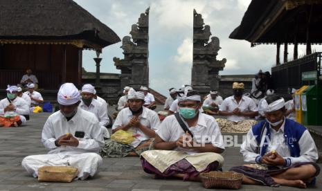 Umat Hindu melakukan persembahyangan dalam upacara Peneduh Gumi yang dipusatkan di Pura Besakih, Karangasem, Bali, Rabu (22/4/2020). Upacara yang digelar oleh Parisada Hindu Dharma Indonesia (PHDI) Provinsi Bali dan Majelis Desa Adat (MDA) Provinsi Bali tersebut dilaksanakan serentak di seluruh Desa Adat se-Bali untuk memohon agar semuanya segera terbebas dari pandemi COVID-19