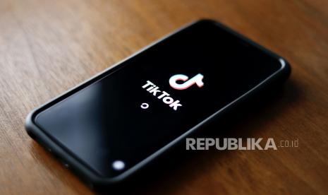 Logo aplikasi Tiktok digambarkan pada smartphone di Taipei, Taiwan, 06 Desember 2022. Pada 02 Desember, Biro Investigasi Federal (FBI) AS memperingatkan tentang Tiktok, yang menimbulkan masalah keamanan nasional sehubungan dengan integritas aplikasi. algoritma. Pada tanggal 05 Desember, pejabat Kementerian Urusan Digital (MODA) mengumumkan bahwa aplikasi tersebut telah dianggap sebagai 