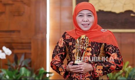 Gubernur Jawa Timur Khofifah Indar Parawansa memberikan sambutan dalam acara Anugerah Syariah Republika 2020 yang diselenggarakan secara daring di Jakarta, Senin (21/12). Foto : Tangkapan Layar/Edwin Putranto/Republika