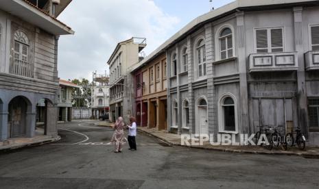 Pengunjung berada di area properti Kinema Infinite Studio di Kawasan Ekonomi Khusus (KEK) Nongsa Digital Park (NDP) Batam, Kepulauan Riau, Jumat (4/11/2022) (ilustrasi). Gubernur Kepulauan Riau (Kepri) Ansar Ahmad menyampaikan tiga kawasan ekonomi khusus (KEK) yang ada di daerah itu ditargetkan mampu menyerap 50 ribu tenaga kerja dengan total investasi sekitar Rp 59,54 triliun.