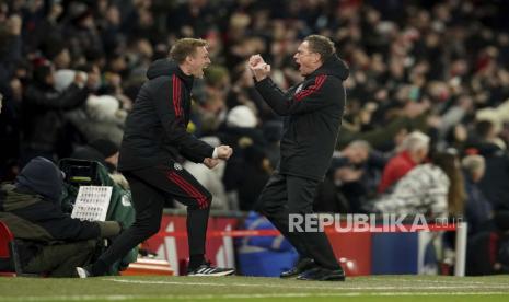 Manajer Manchester United Ralf Rangnick, kanan, merayakan dengan asisten Darren Fletcher setelah Marcus Rashford mencetak gol pertama timnya selama pertandingan sepak bola Liga Inggris antara Manchester United dan West Ham di stadion Old Trafford di Manchester, Inggris, Sabtu, 22 Januari 2022 .