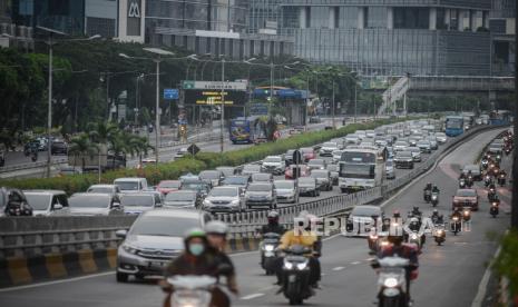 Sejumlah kendaraan terjebak macet saat jam pulang kerja di Jalan Gatot Subroto, Jakarta, Jumat (11/9). Gubernur DKI Jakarta Anies Baswedan mewajibkan sebagian besar perkantoran non-esensial untuk melakukan pekerjaan di rumah atau work from home berlaku saat pembatasan sosial berskala besar (PSBB) secara total pada 14 September 2020 mendatang. Republika/Thoudy Badai