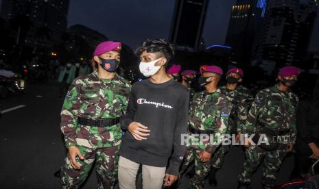 Seorang massa aksi berdialog dengan anggota TNI usai unjuk rasa di Jakarta, Selasa (20/10). Aksi tersebut berakhir tanpa kericuhan setelah anggota TNI membubarkan massa aksi. Republika/Putra M. Akbar