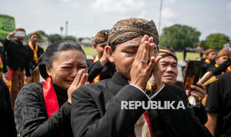 Isak Tangis Kerabat dan Abdi Dalem Iringi Prosesi Pemakaman Pakubuwono XIII |Republika Online 1 014621800 1762328570 830 556