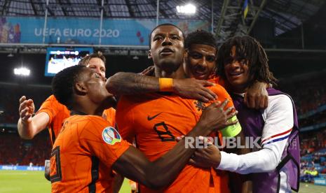 Kapten timnas Belanda Georginio Wijnaldum (tengah).