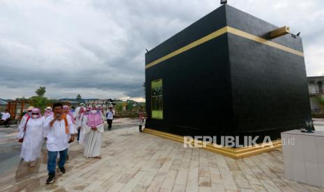 Umat Islam melakukan simulasi tawaf di replika Kabah di Asrama Haji di Kota Gorontalo, Gorontalo, Sabtu (6/3/2021).