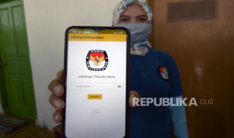 Petugas menunjukkan program Sistem Informasi Rekapitulasi (Sirekap) yang digunakan untuk rekapitulasi hasil Pemilu 2024.