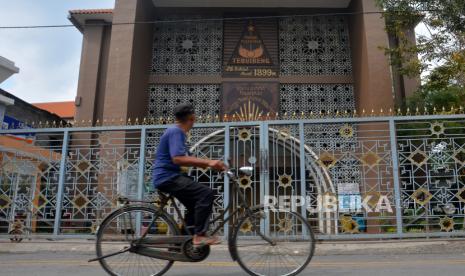 Warga melintas di depan pintu masuk makam Gus Dur di Pondok Pesantren Tebuireng, Kecamatan Cukir, Kabupaten Jombang, Jawa Timur, Selasa (19/5/2020). Kawasan wisata religi ziarah makam Presiden keempat KH Abdurrahman Wahid atau Gus Dur di Ponpes Tebuireng yang biasanya ramai dikunjungi peziarah saat bulan Ramadhan ditutup sejak 16 Maret hingga batas waktu yang belum ditentukan akibat pandemi virus Corona