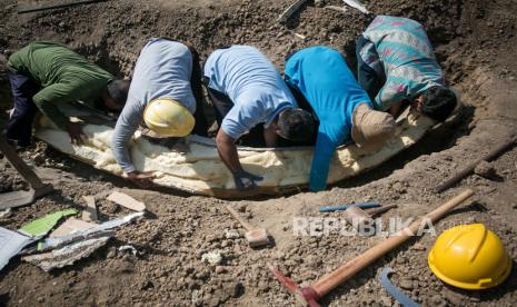 Tim Penyelamatan Museum Purbakala dan Cagar Budaya Sangiran mengangkat fosil gading gajah purba yang ditemukan di Desa Ngebung, Kalijambe, Sragen, Jawa Tengah, Rabu (2/8/2023). Fosil yang memiliki panjang 3,25 meter, diperkirakan berusia 800 ribu tahun itu ditemukan warga setempat dan selanjutnya dieskavasi untuk dilakukan penelitian.