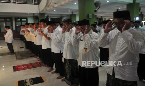 Sejumlah guru dan siswa melakukan shalat gaib dan doa bersama di Madrasah Aliyah Negeri (MAN) 2 Kudus, Desa Prambatan Kidul, Kudus, Jawa Tengah, Selasa (7/2/2023). Shalat gaib dan doa bersama itu untuk mendoakan para korban yang meninggal akibat gempa bumi yang mengguncang Turki tengah dan barat laut Suriah pada Senin (6/2/2023) dengan Magnitudo 7,8 yang menewaskan ribuan orang. 