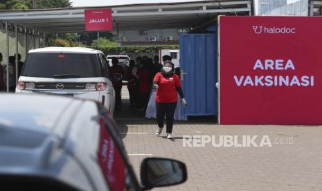 Orang-orang di dalam kendaraan berbaris untuk menerima suntikan vaksin COVID-19 Sinovac selama vaksinasi massal drive-thru di Jakarta, Indonesia, Rabu, 3 Maret 2021.