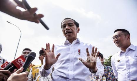 Presiden Joko Widodo menjawab pertanyaan wartawan.