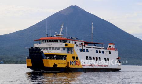 Kapal feri Gorango Ternate saat akan berlabuh di Pelabuhan Ferry Bastiong, Kota Ternate, Maluku Utara, Senin (31/10/2022). 