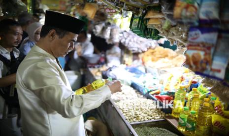 Menteri Pertanian Andi Amran Sulaiman melakukan inspeksi mendadak (sidak) ke Pasar Jaya Lenteng Agung, Jakarta Selatan, Sabtu (8/3/2025).