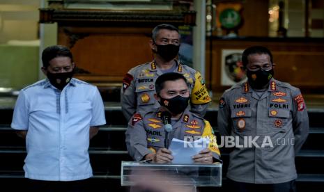 Kapolda Metro Jaya Irjen Pol Fadil Imran (tengah) didampingi Kabid Humas Polda Metro Jaya Komisaris Besar Yusri Yunus (kanan) saat konferensi pers terkait penangkapan terduga teroris  di wilayah Bekasi dan Condet, Jakarta Timur di Polda Metro Jaya, Jakarta, Senin (29/3). Datasemen Khusus Densus Anti Teror Polri menangkap empat teroris di Bekasi dan Condet, Jakarta Timur. Dalam penangkapan tersebut, polisi turut menyita sejumlah barang bukti peledak seperti aceton, HCL, termometer, serbuk aluminium serta sejumlah komponen bom rakitan. Republika/Thoudy Badai