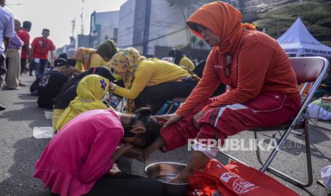 Anak-anak mencium kaki ibunya (ilutrasi). Di antara obat penyakit hati adalah berbakti kepada orang tua 