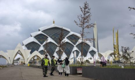 Anggota TNI mengarahkan warga untuk keluar dari kawasan Masjid Raya Al Jabbar, Gedebage, Kota Bandung, Provinsi Jawa Barat, Senin (27/2/2023). Pemerintah Daerah Provinsi Jawa Barat menutup sementara Masjid Raya Al Jabbar hingga 13 Maret mendatang dalam rangka penataan dan pemeliharaan jelang bulan suci Ramadhan.