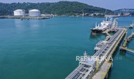 Foto udara kapal melakukan bongkar muat gas di Terminal LPG Tanjung Sekong, Kota Cilegon, Banten, Jumat (19/7/2024). Terminal LPG Tanjung Sekong berhasil menjaga penggunaan dermaga atau Berth Occupancy Ratio (BOR) hingga 57 persen hal tersebut mendorong efisiensi waktu kapal bersandar atau Integrated Port Time sebesar 42,5 jam dengan 284 ship call serta mendorong tingkat throughput sebesar 1,28 Metric Ton atau 11 persen lebih tinggi dari target di Rencana Kerja Anggaran Perusahaan (RKAP) 2024. 