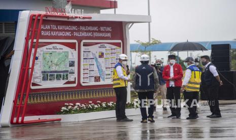 Presiden Joko Widodo (ketiga kanan) didampingi Menteri Pekerjaan Umum dan Perumahan Rakyat (PUPR) Basuki Hadimuljono (kedua kanan), Gubernur Sumatera Selatan Herman Deru dan pejabat lainnya melihat peta Tol Palembang-Kayu Agung di gerbang Tol Kramasan di Desa Ibul Besar III, Pemulutan, Ogan Ilir (OI), Sumatera Selatan, Selasa (26/1/2021). Presiden meresmikan tol Palembang-Kayu Agung yang menghubungkan Kabupaten Ogan Komering Ilir (OKI)-Palembang. 