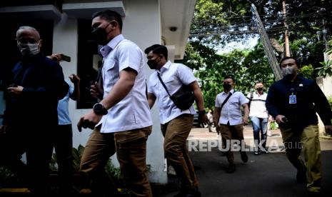 Ajudan Kadiv Propam nonaktif Irjen Pol Ferdy Sambo saat tiba untuk memenuhi panggilan Komnas HAM, di kantor Komnas HAM, Jakarta, Selasa (26/7/2022). Komnas HAM memanggil seluruh aide de camp alias ajudan Ferdy Sambo termasuk Baradha E yang diduga  sebagai penembak dalam kasus kematian Brigadir J. Namun menurut Ketua Komnas HAM, Ahmad Taufan Damanik, Bharada E belum menghadiri panggilan tersebut.  