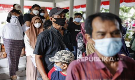  Orang-orang mengantri untuk mendapatkan suntikan vaksin Covid-19 Pfizer-BioNTech Comirnaty selama kampanye vaksinasi di Depok, beberapa waktu lalu..