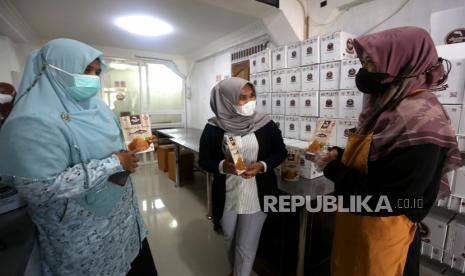 BPJPH Dorong Produk Halal UMK Perluas Jaringan Pemasaran. Perajin Usaha Mikro, Kecil dan Menengah (UMKM) produk makanan abon ikan (kanan) menjelaskan proses produksi yang bersih dan halal pada petugas dari Dinas Perikanan dan Kelautan Aceh di Banda Aceh, Aceh, Kamis (14/10/2021). Pemerintah telah menargetkan tiga sektor prioritas sebagai fokus industri halal yakni makanan dan minuman, fashion serta farmasi dan kosmetik sebagai upaya membangkitkan kembali sektor perindustrian dan UMKM yang terpuruk akibat pandemi COVID-19. 