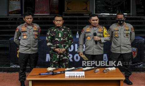 Kapolda Metro Jaya Irjen Fadil Imran (kedua kanan) bersama Pangdam Jaya Mayjen TNI Dudung Abdurachman (kedua kiri), Kabid Humas Polda Metro Jaya Kombes Yusri Yunus (kanan) memberikan keterangan saat konferensi pers di Mapolda Metro Jaya, Jakarta, Senin (7/12). Konferensi pers tersebut membahas terjadinya kasus penyerangan terhadap sepuluh anggota kepolisian oleh pengikut MRS di ruas jalan tol Jakarta-Cikampek KM 50, Senin (7/12) dini hari. Pada peristiwa tersebut kepolisian terpaksa melakukan tindakan tegas dan terukur yang menyebabkan enam pengikut MRS tews ditembak. Republika/Putra M. Akbar