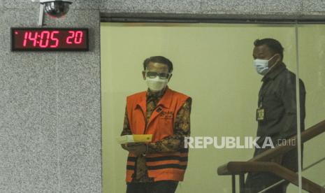 KPK Sita Enam Aset Tanah Milik Nurdin Abdullah. Foto: Tersangka kasus dugaan suap perizinan dan pembangunan insfrastruktur Nurdin Abdullah (kiri) berjalan usai menjalani sidang secara virtual sebagai saksi di Gedung Merah Putih KPK, Jakarta, Senin (14/6/2021). Gubernur Sulawesi Selatan nonaktif tersebut mengikuti persidangan dalam kasus dugaan menerima suap dari tersangka Direktur PT Agung Perdana Bulukumba (APB) Agung Sucipto terkait proyek pembangunan infrastruktur di Sulawesi Selatan tahun anggaran 2020-2021. 