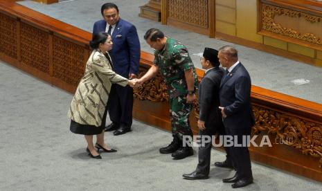 Ketua DPR Puan Maharani memberikan selamat kepada Calon Panglima TNI Laksamana TNI Yudo Margono didampingi Wakil Ketua DPR Muhaimin Iskandar (kedua kanan), Rachmad Gobel (kiri) dan Lodewijk Freidrich Paulus (kanan) dalam Rapat Paripurna di Kompleks Parlemen, Senayan, Jakarta, Selasa (13/12/2022). Rapat Paripurna DPR tersebut menyepakati penetapan Laksamana TNI Yudo Margono sebagai Panglima TNI untuk menggantikan Jenderal TNI Andika Perkasa yang akan memasuki masa pensiun. Republika/Prayogi.