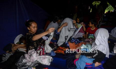 Anak-anak melihat baju dari sumbangan relawan di kawasan Cijendil, Kecamatan Cugenang, Cianjur, Jawa Barat, Rabu (23/11/2022). Anak-anak menjadi salah satu korban terbanyak pada bencana gempa bumi berkekuatan 5,6 SR. Tercatat dari 271 korban jiwa pada bencana tersebut 37 persennya merupakan anak-anak. Republika/Putra M. Akbar