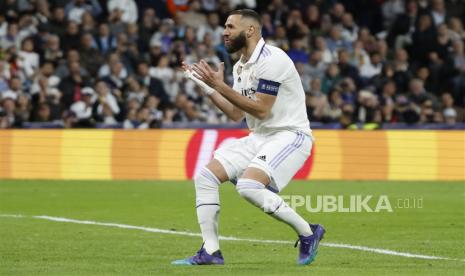 Kapten Real Madrid Karim Banzema.  Pelatih Real Madrid, Carlo Ancelotti, menyebut dua nama penggawa Los Blancos yang bakal absen di laga kontra Girona, Rabu (26/4/2023) dini hari WIB. Adalah Karim Benzema dan Eduardo Camavinga yang menepi dari skua Los Blancos di laga pada jornada ke-31 La Liga tersebut.