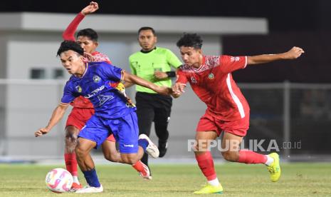 Pesepak bola Sulawesi Tengah Abd Sabir (tengah) berebut bola dengan dua pesepak bola Sumatera Utara M Ghozali Aufathul Akbar (kiri) dan Muhammad Arif Hidayat pada babak penyisihan grup B PON XXI Aceh-Sumut 2024 di Stadion H Dimurthala, Banda Aceh, Aceh, Rabu (11/9/2024). Kedua tim bermain imbang dengan skor 0-0. 