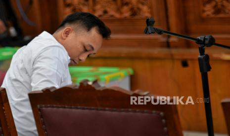 Terdakwa Ricky Rizal bersiap memberikan keterangan saksi dalam sidang lanjutan dengan terdakwa Richard Eliezer dan Kuat Maruf di Pengadilan Negeri Jakarta Selatan, Jakarta, Senin (5/12/2022). Dalam sidang tersebut, jaksa penuntut umum (JPU) menghadirkan terdakwa Ricky Rizal sebagai saksi dalam perkara dugaan pembunuhan berencana terhadap Brigadir Nofriansyah yang menyeret mantan Kadiv Propam Polri Ferdy Sambo, Putri Candrawathi, Richard Eliezer dan Kuat Maruf. Republika/Thoudy Badai