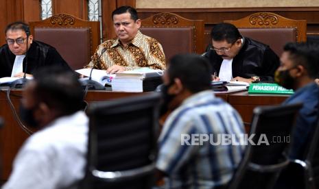 Terdakwa kasus dugaan suap penghapusan red notice Djoko Tjandra, Irjen Pol Napoleon Bonaparte (kedua kiri) menjalani sidang lanjutan,  di Pengadilan Tipikor, Jakarta, Senin (30/11/2020). Sidang mantan Kepala Divisi Hubungan Internasional Polri itu beragendakan pemeriksaan saksi. 