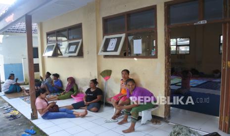 Warga terdampak letusan Gunung Semeru mengungsi di SMP Negeri Satu Atap Jarit, Candipuro, Lumajang, Jawa Timur, Kamis (9/12/2021). Pengungsian di SMP Negeri Satu Atap Jarit dan Koperasi Unit Desa Jarit tersebut menampung sebanyak 200 warga Dusun Kamar Kajang dan Kampung Renteng Desa Sumberwuluh. 