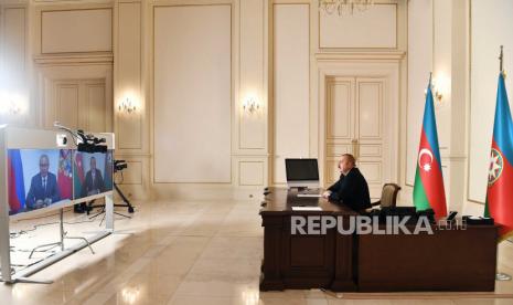  Foto selebaran yang tersedia pada 10 November 2020 di situs web resmi Presiden Azerbaijan menunjukkan Presiden Azerbaijan Ilham Aliyev (kanan) selama panggilan konferensi video dengan Presiden Rusia Vladimir Putin (di layar kiri) di Baku, Azerbaijan, 09 November 2020. Pada 09 November Presiden Azerbaijan Ilham Aliyev, Perdana Menteri Armenia Nikol Pashinyan dan Presiden Rusia Putin menandatangani pernyataan yang mengumumkan gencatan senjata lengkap dan semua operasi militer di zona konflik Nagorno-Karabakh mulai pukul 00 pagi waktu Moskow pada 10 November 2020. 