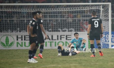 Kiper Timnas Indonesia Nadeo Argawinata (kedua kanan) bersama rekan-rekannya duduk lesu usai kalah dari Timnas Vietnam dalam pertandingan leg 2 babak Semi Final Piala AFF 2022 di Stadion Nasional My Dinh, Hanoi, Vietnam, Senin (9/1/2023). Indonesia gagal lolos ke babak final usai kalah 0-2 dari Vietnam. 