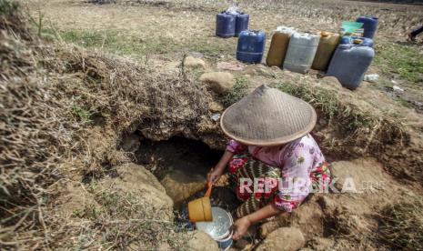 Badan Penanggulangan Bencana Daerah (BPBD) Kabupaten Mojokerto, Jawa Timur, masih mendistribusikan bantuan air bersih di beberapa wilayah di kabupaten setempat yang mengalami kekeringan (Foto: ilustrasi kekeringan)